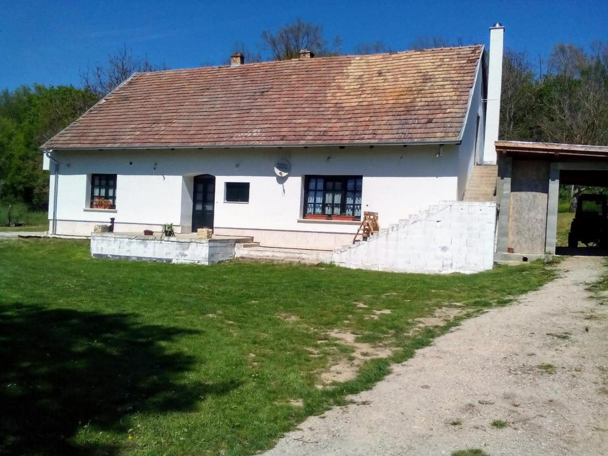Gerecse Vendégház Sutto Esterno foto